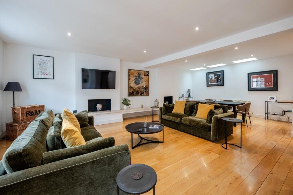 House in London, Paddington - More