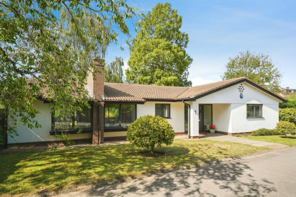 Main image of property: Silverthorn Close, Cheltenham, Gloucestershire, GL53