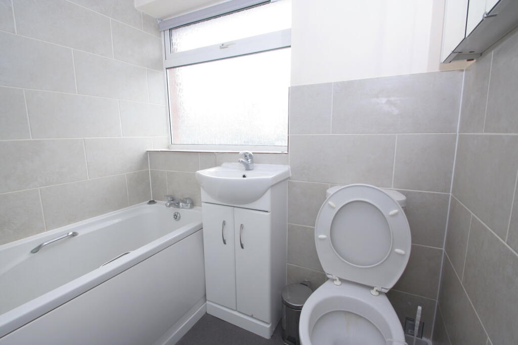 House in Basingstoke and Deane, Tadley - View 5