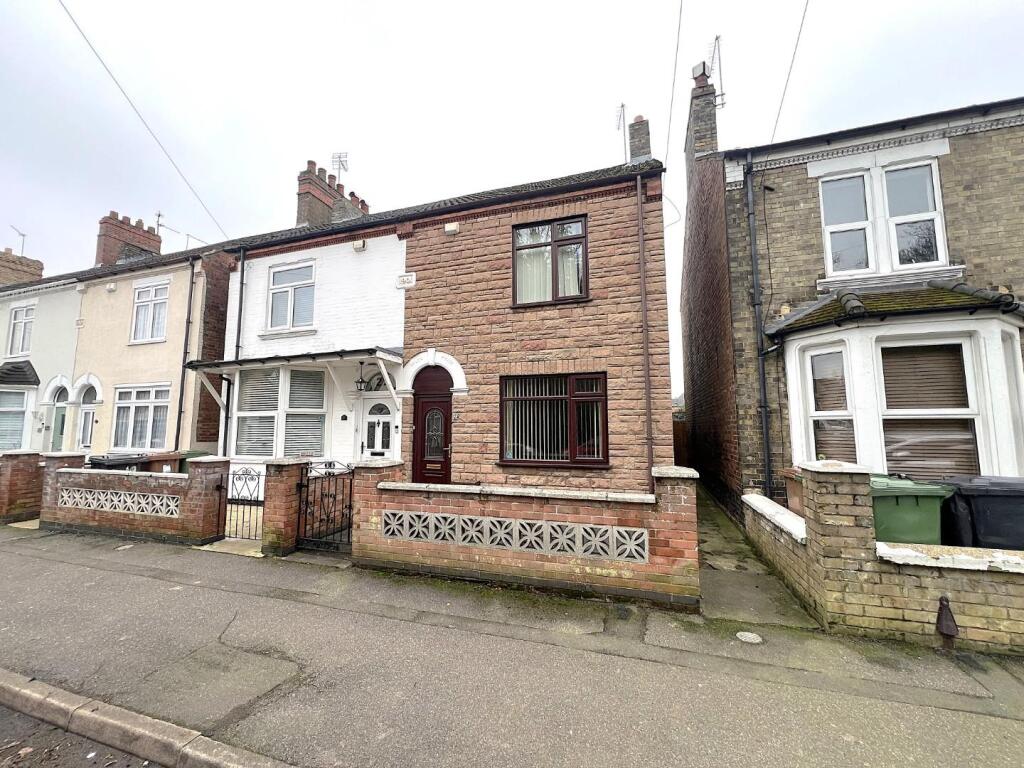 3-bed semi-detached on Queens Walk, Peterborough, £240,000