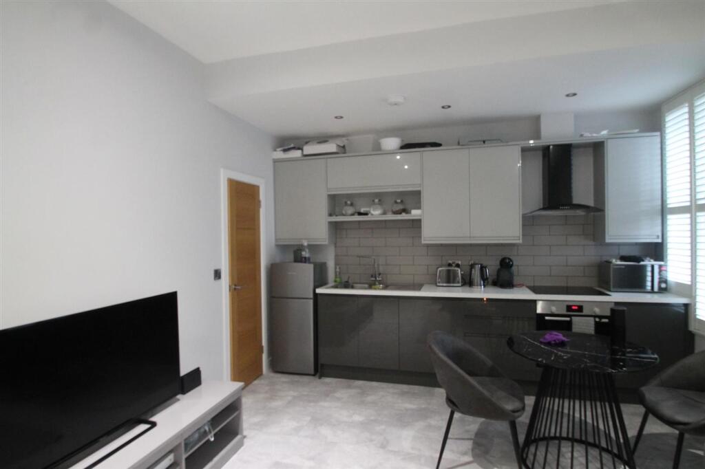 Apartment in Birmingham, Harborne - View 5