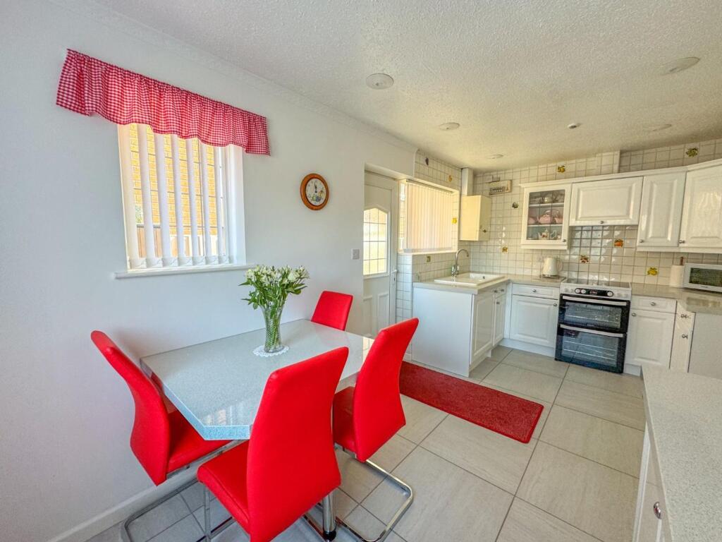 House in Nuneaton and Bedworth, Warwickshire - More