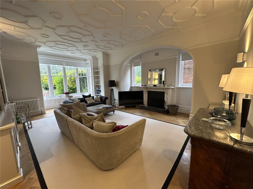 Apartment in Eastbourne, East Sussex - View 2