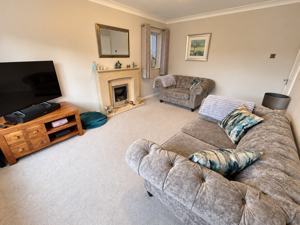 House in Kirklees, Knowl, Mirfield - More