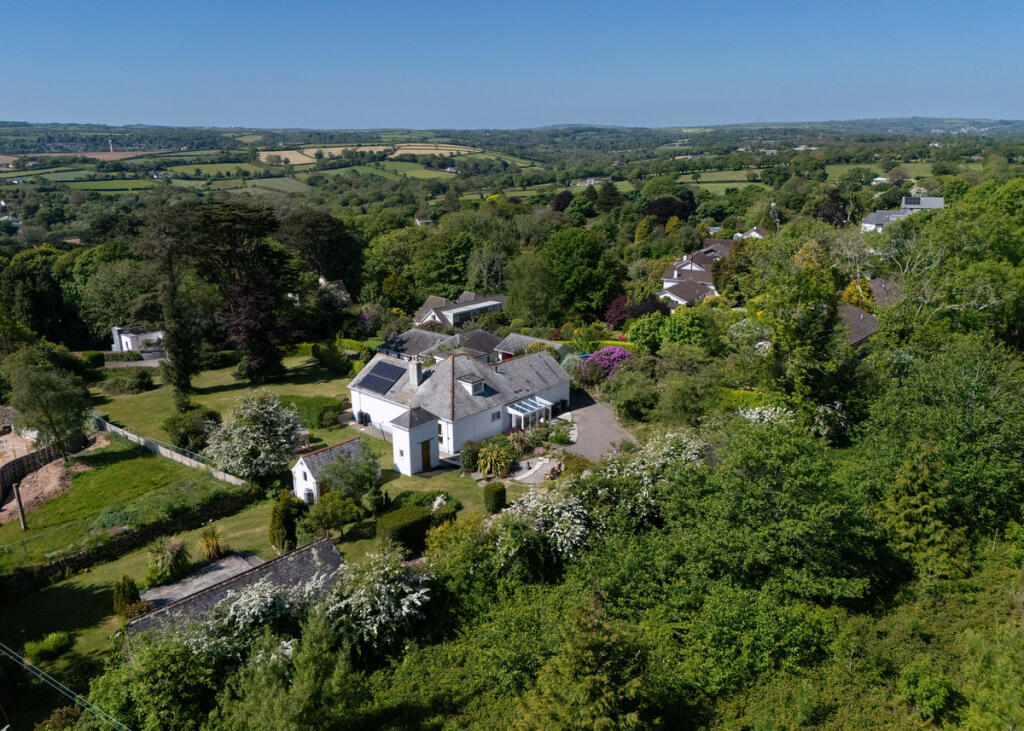 Delightful detached home in a sought after location, Perranwell Station photo 3