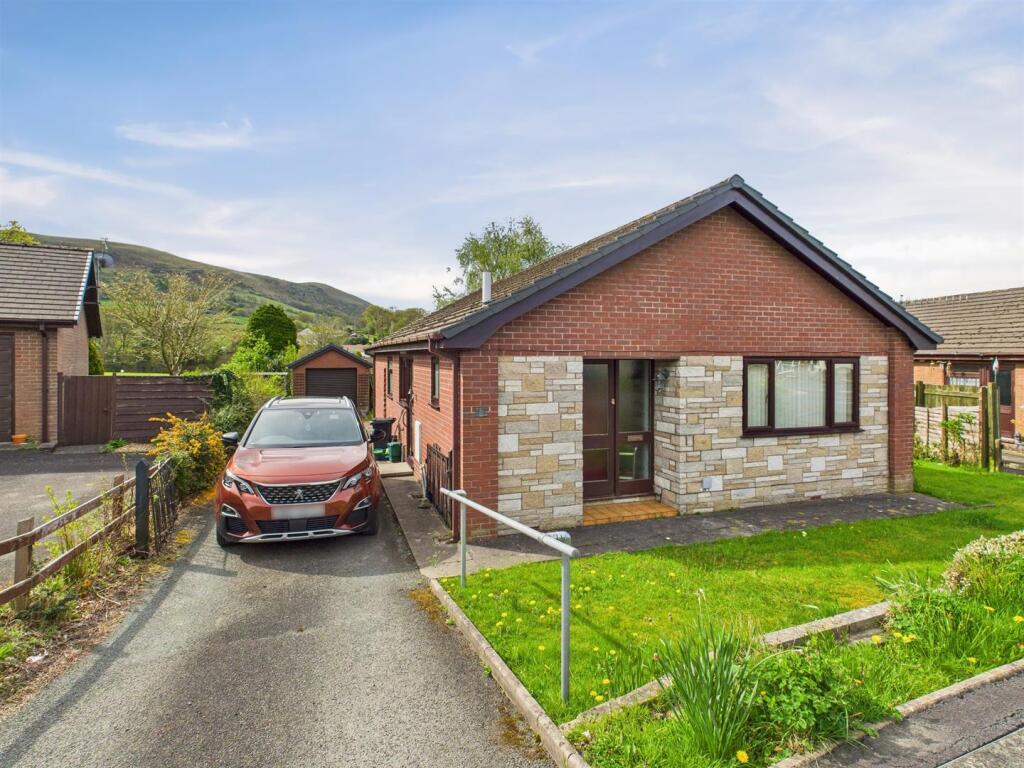 3-bed detached on Maes Y Dderwen, Llanbrynmair, £250,000