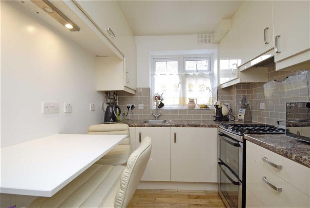 Apartment in London, Shortlands - View 2