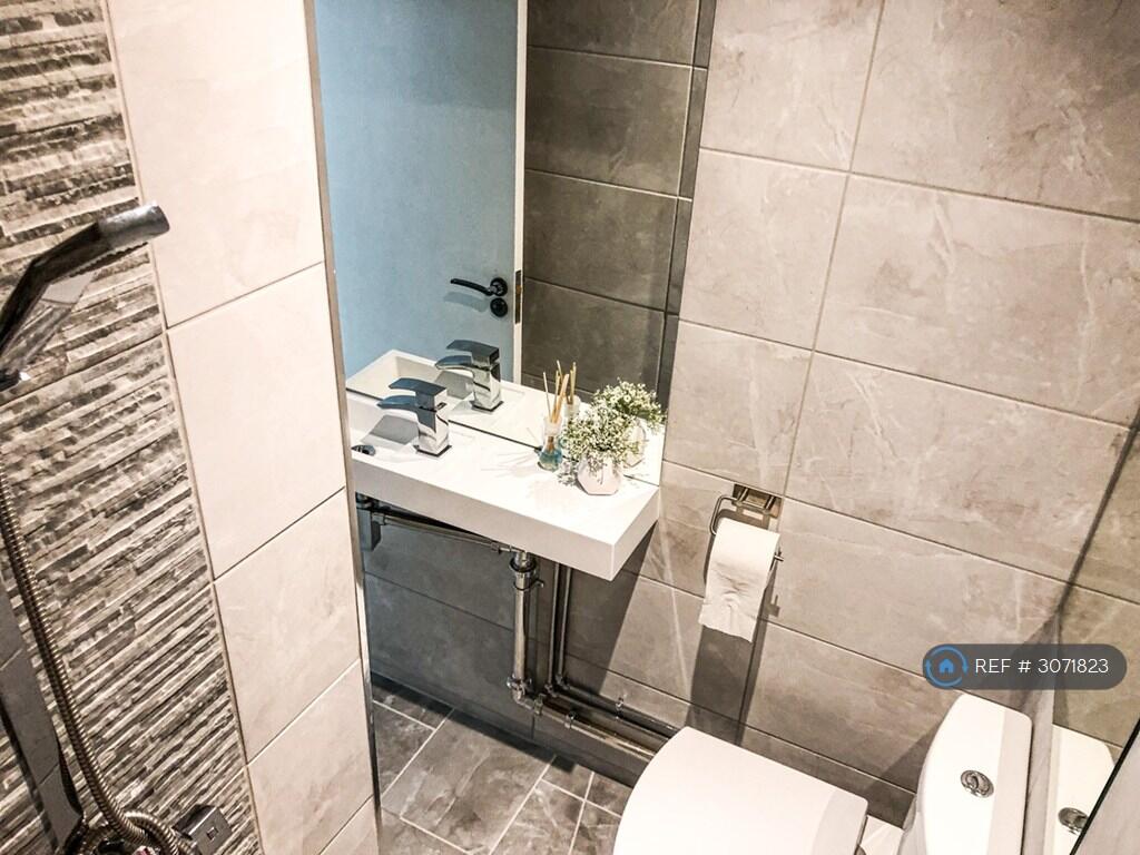 Apartment in Manchester, Hulme - View 2