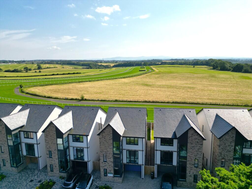 4-bed house on Furlong View, The Paddock, £535,000