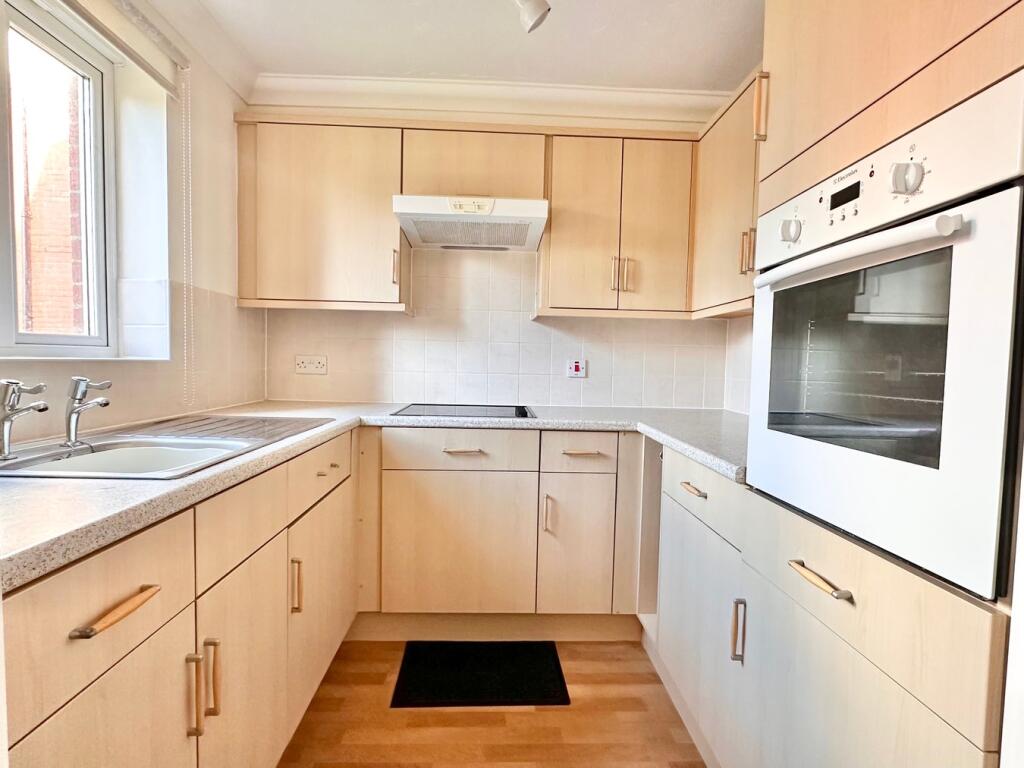 Cooden Drive, Bexhill-on-Sea, TN39 photo 3
