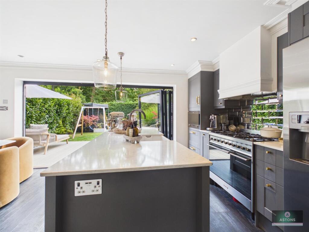 Woburn Road, Gossops Green photo 3