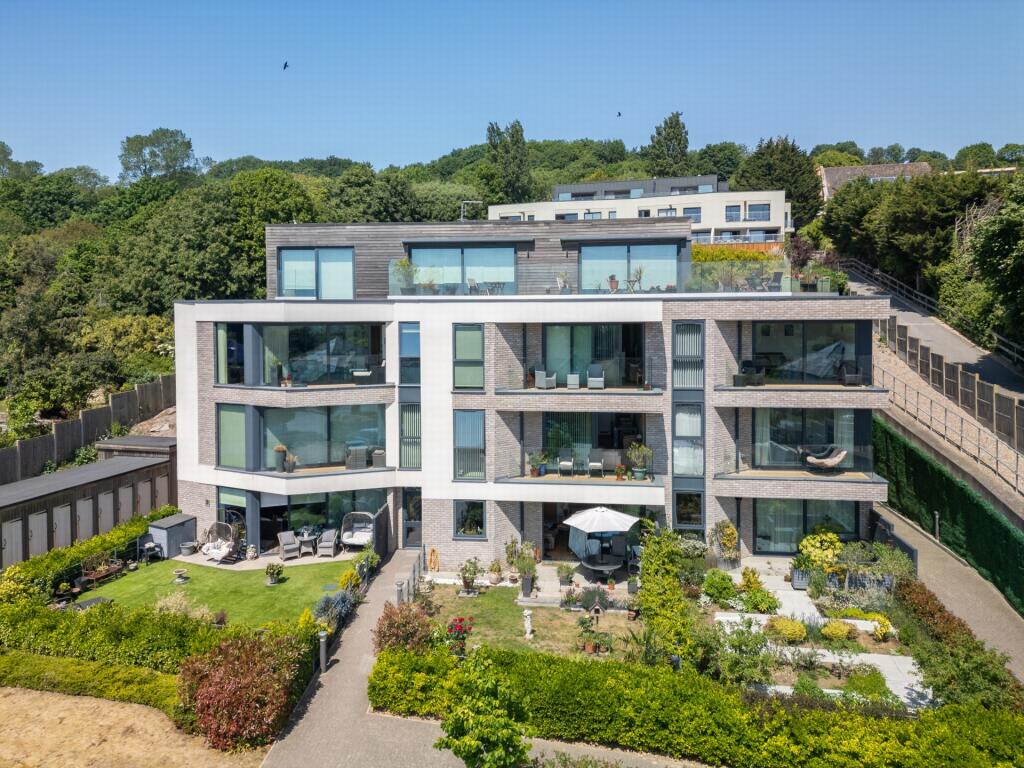 2-bed flat on Seabrook Road, Hythe, CT21, £375,000