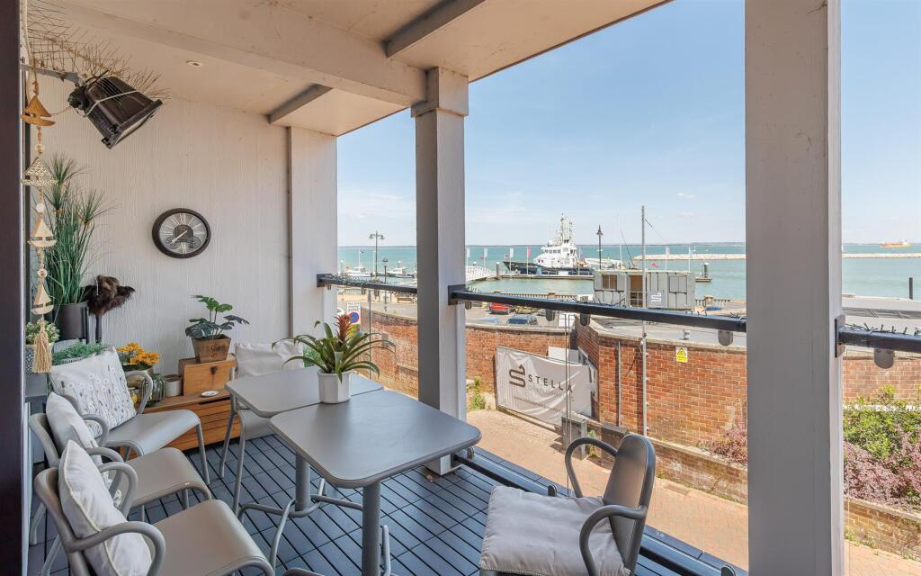 RARELY AVAILABLE IN OLD TOWN COWES - Bath Road, Cowes - View 2