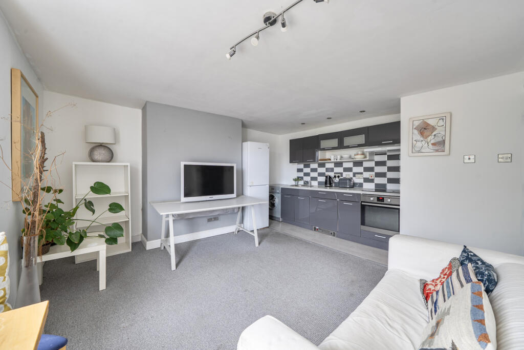 Apartment in Bath, Wincanton - View 4