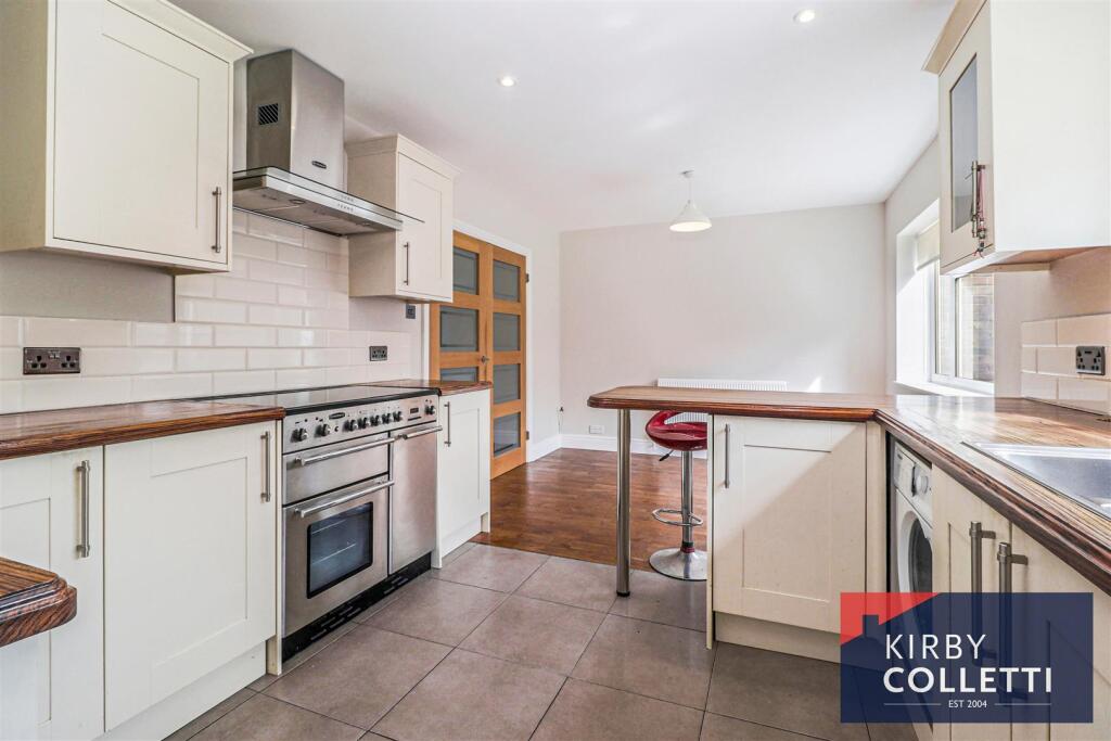 House in Broxbourne, Hertfordshire - More