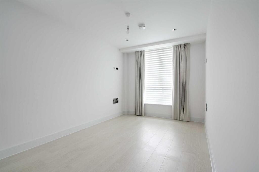 Apartment in Dacorum, Ashlyns Estate, Berkhamsted - View 3