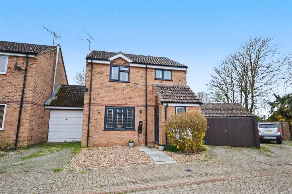 3-bed detached on Armada Way, Dorchester, £400,000
