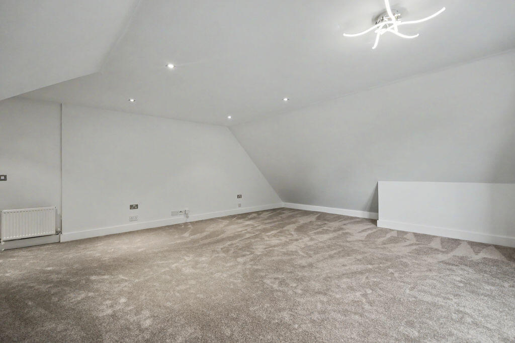 Apartment in Leeds, Alwoodley - View 4