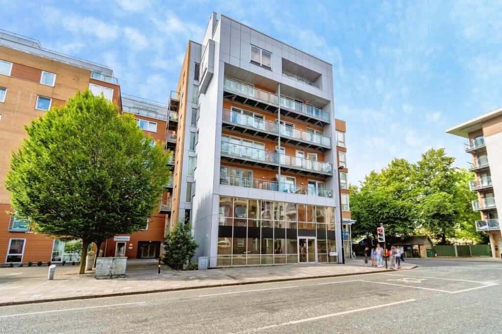 Main image of property: High Street, Southampton