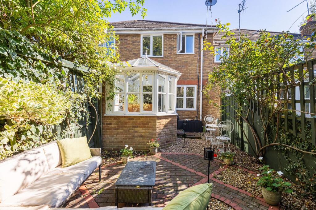 House in Twickenham - More