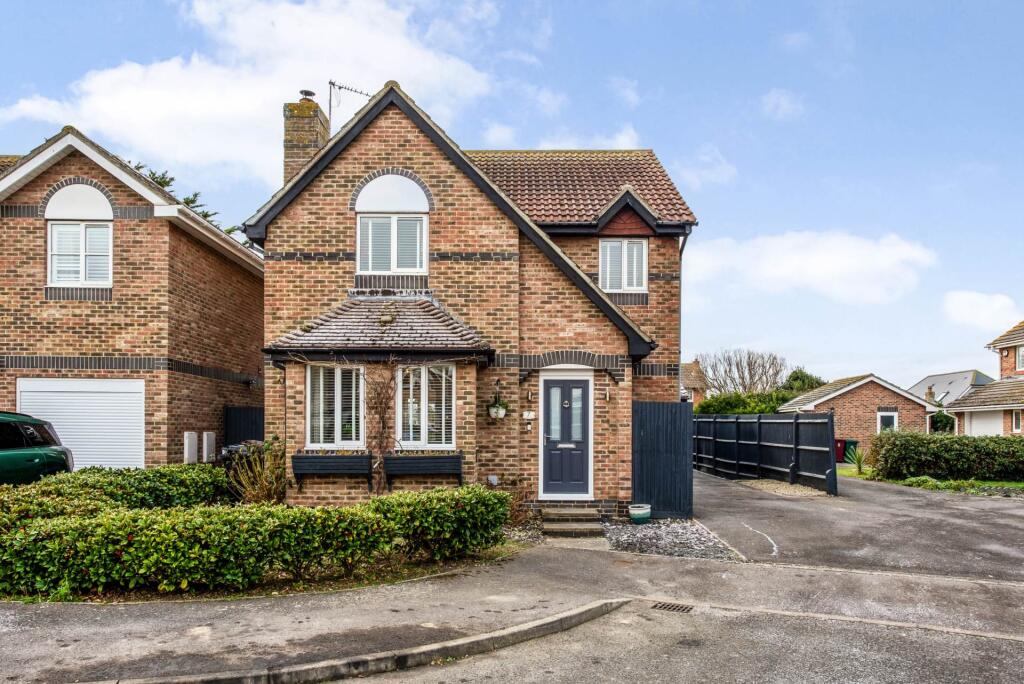4-bed detached on Wilton Close, Bracklesham Bay, West Sussex, PO20, £499,950