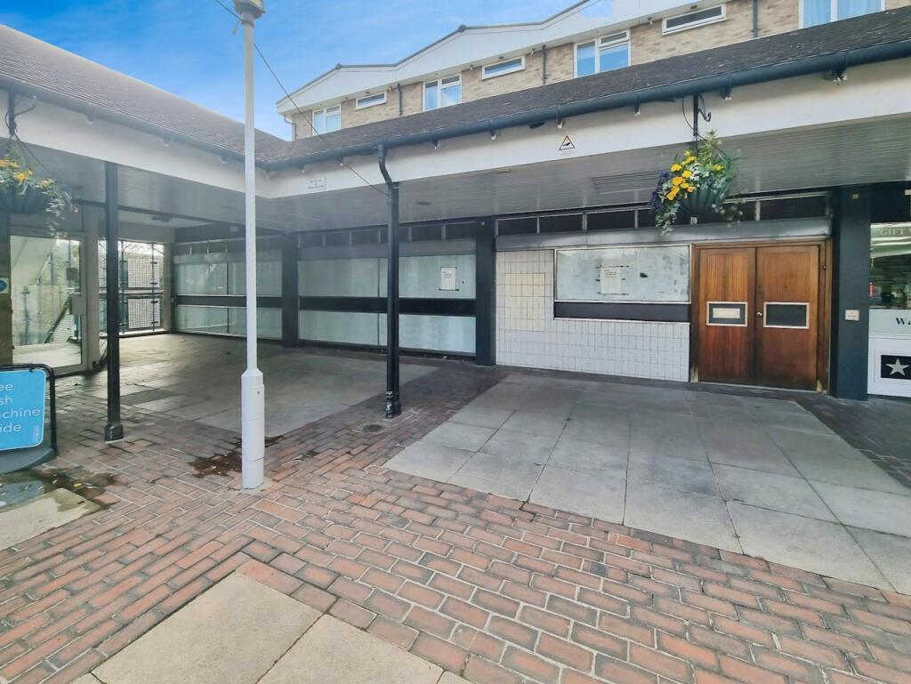 Main image of property: 8 The Vineyards, Great Baddow, CM2 7QS