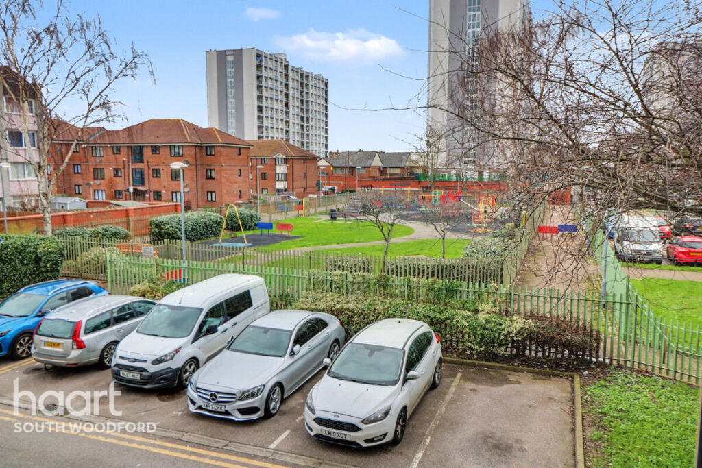 Navestock Crescent, Woodford Green photo 4