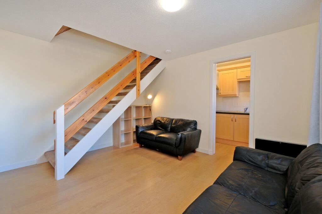 115 Lee Crescent North photo 4