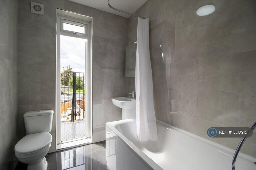 Apartment in Ilford - More