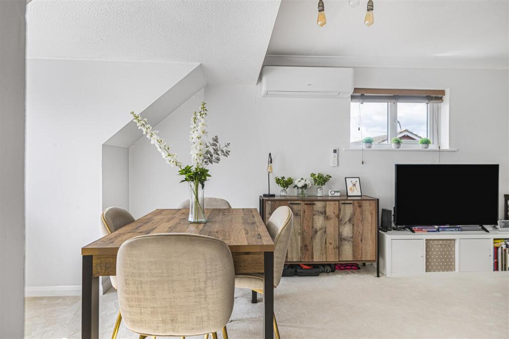 Main image of property: 84 Worcester Road, Sutton