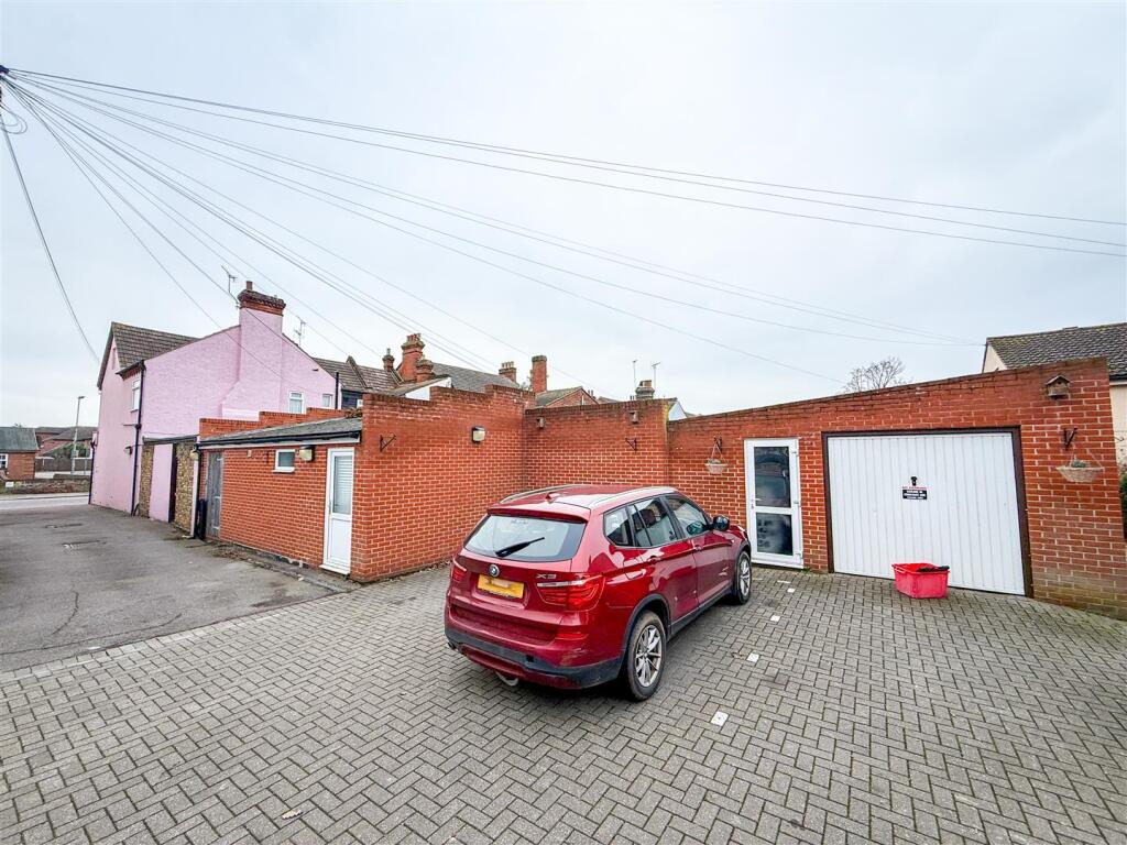 DOUBLE GARAGE/WORKSHOP