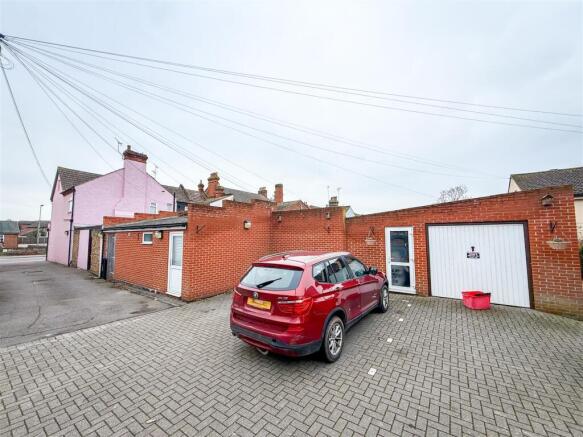 DOUBLE GARAGE/WORKSHOP