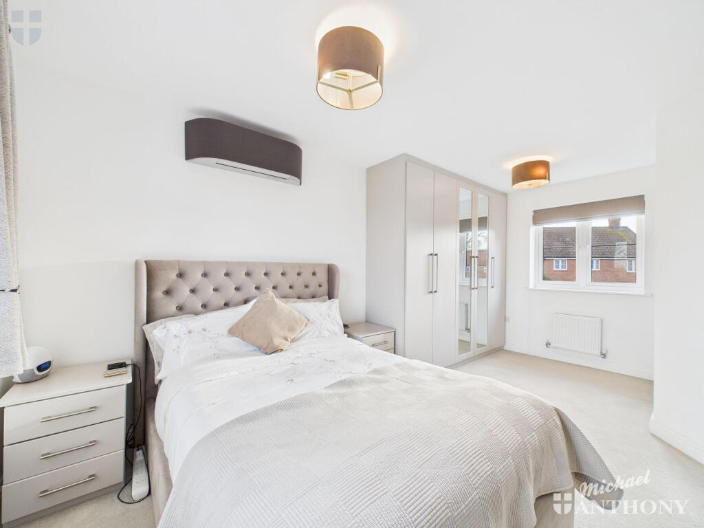 House in Stoke Mandeville, Buckinghamshire - More