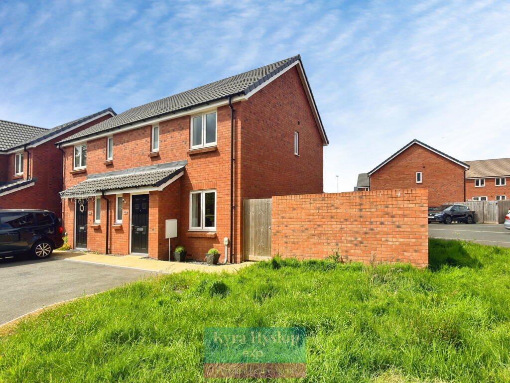 3-bed semi-detached on Pear Close, Cranbrook, EX5 7HX, £270,000