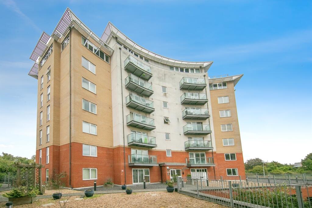 2-bed flat on Pooleys Yard, Ipswich, £90,000