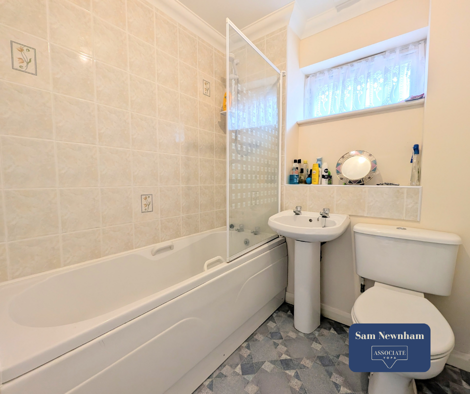 House in Ryde, Oakfield - More