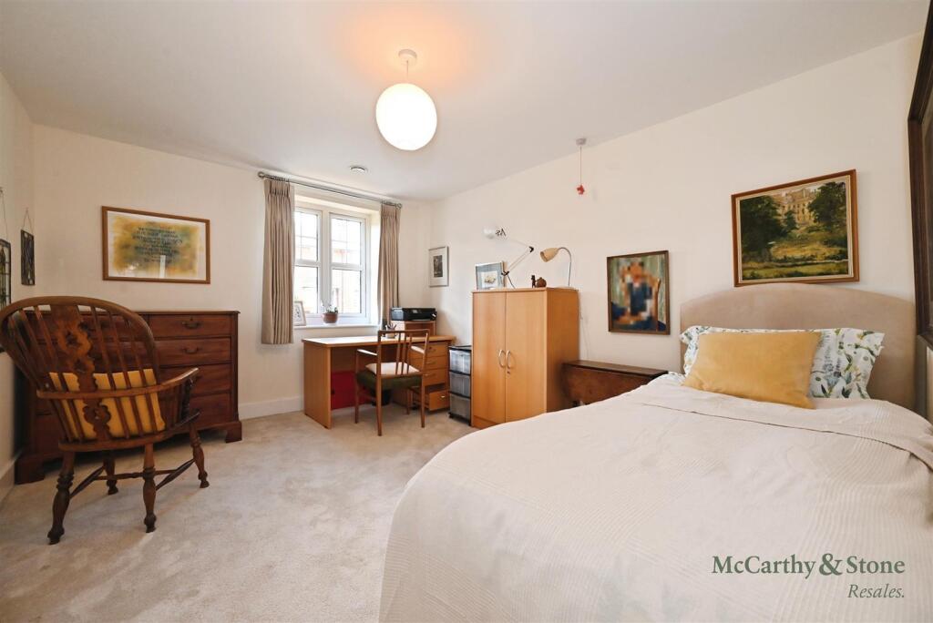 Apartment in Slough - More