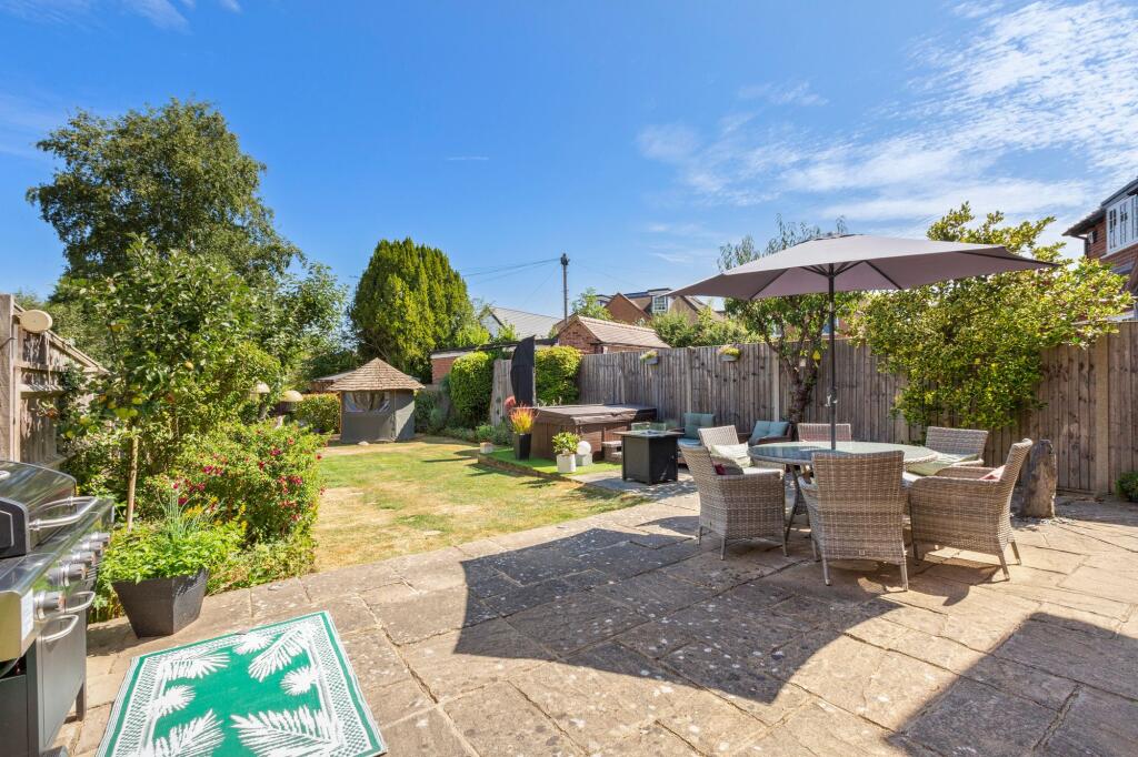 House in Knotty Green, Beaconsfield Old Town, Beaconsfield - View 4