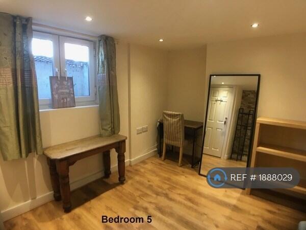 6 bedroom terraced house for rent