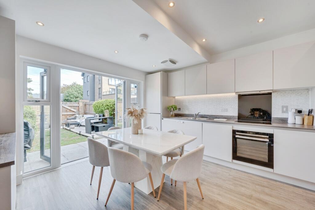 House in Croydon - View 3
