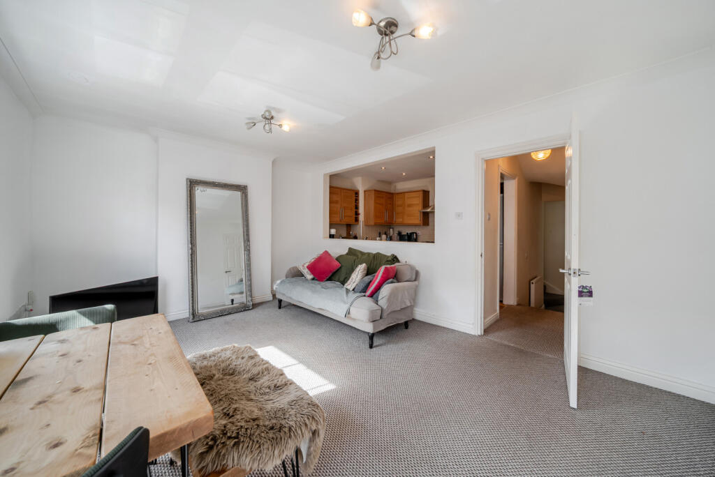Apartment in Elmbridge, Weybridge - View 4