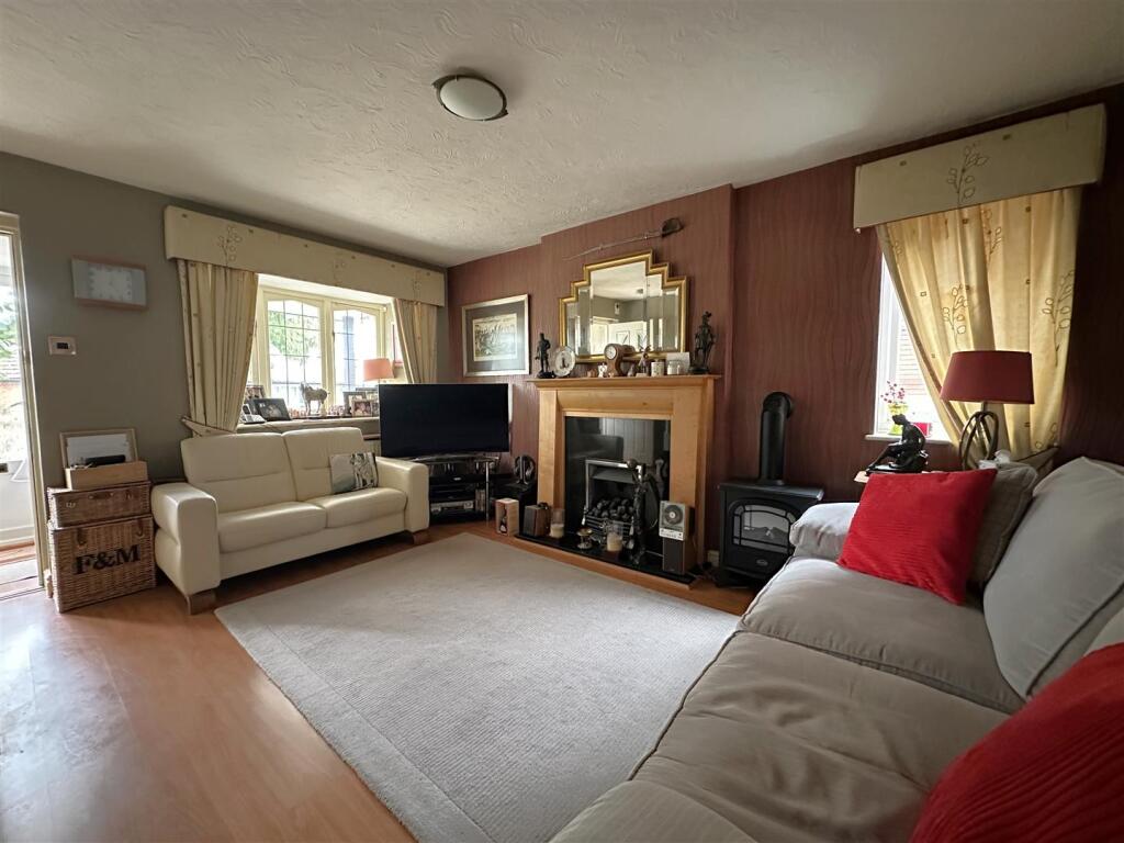Lingfield Close, Chippenham photo 2