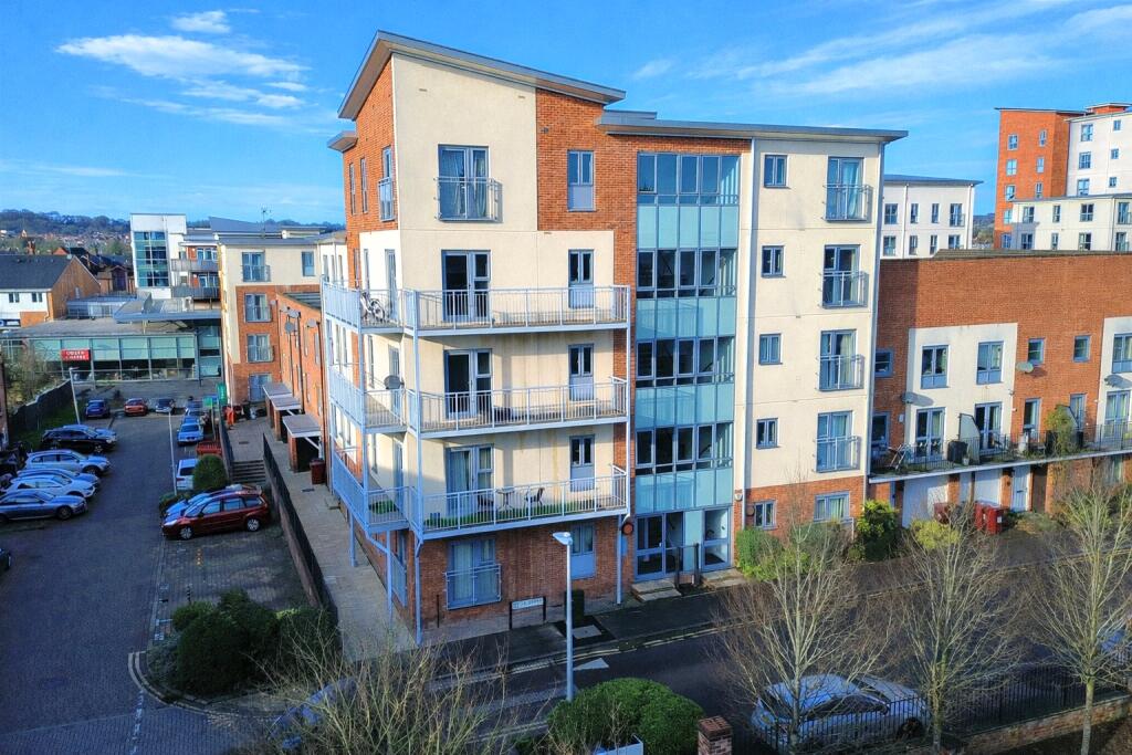 2-bed flat on Battle Square, Reading, Berkshire, RG30, £200,000