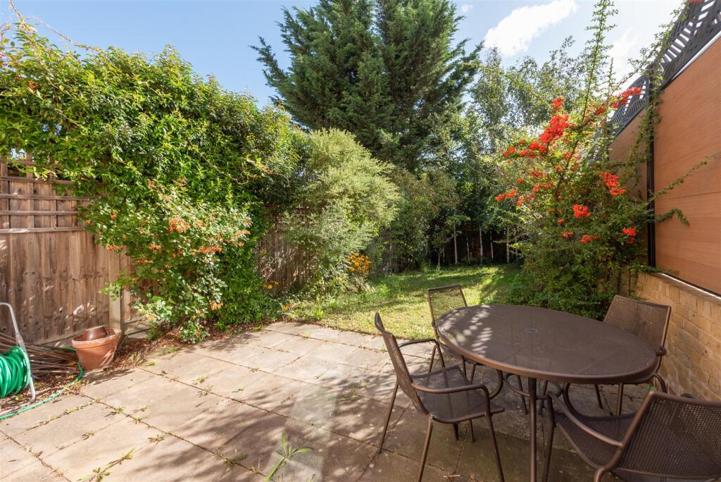 Pickard Close, London, N14 photo 3