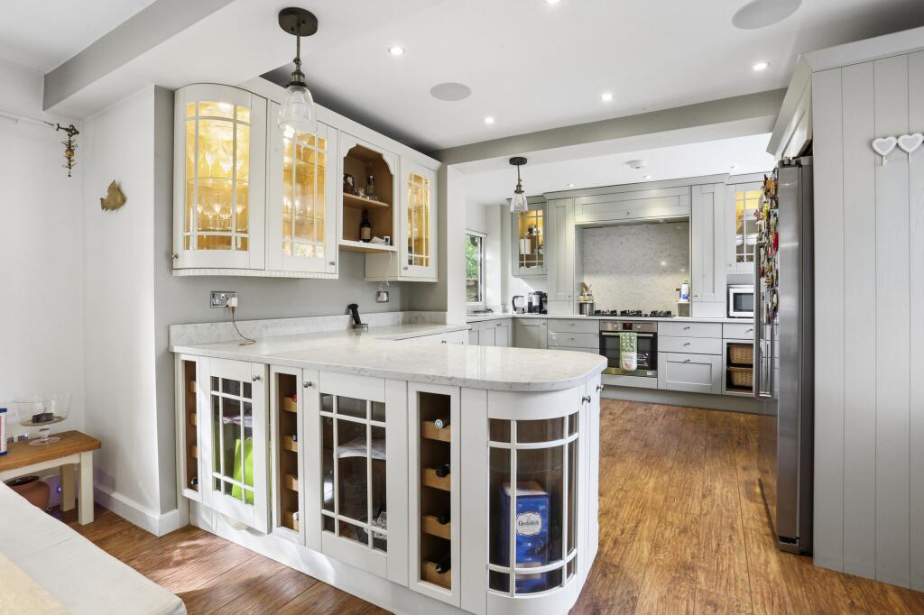 House in Epsom and Ewell, Epsom - More