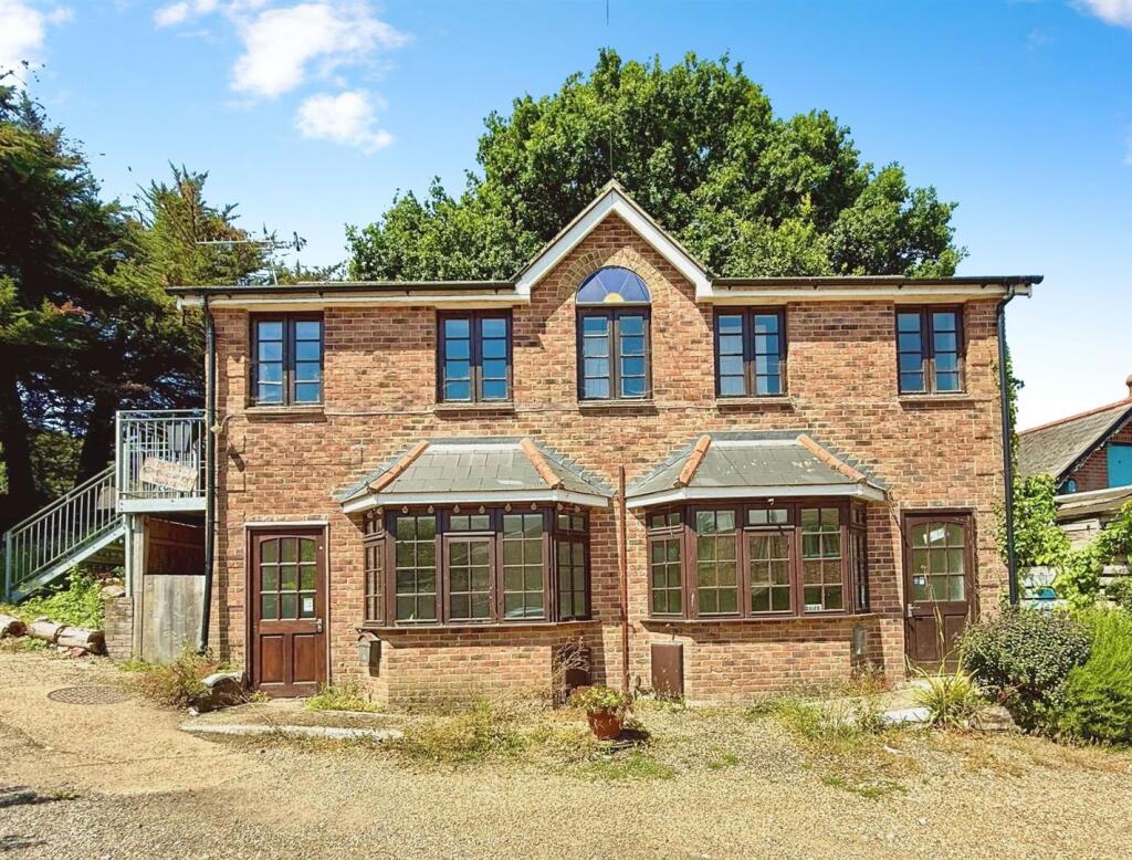 2-bed house on The Mews, Church Road, £250,000