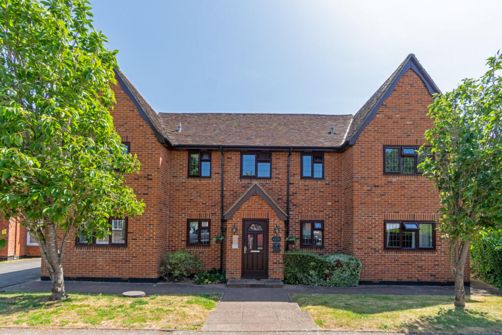 2-bed flat on Hadham Road, Bishop's Stortford, Hertfordshire, CM23, £275,000