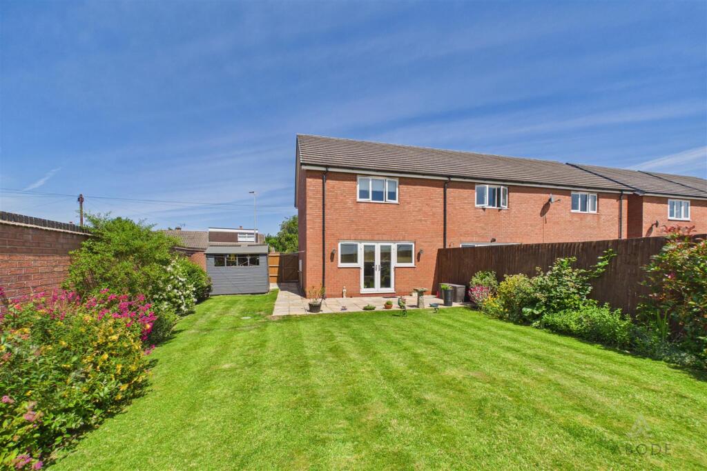 3-bed terraced on Henhurst Ridge, Burton-On-Trent, £220,000