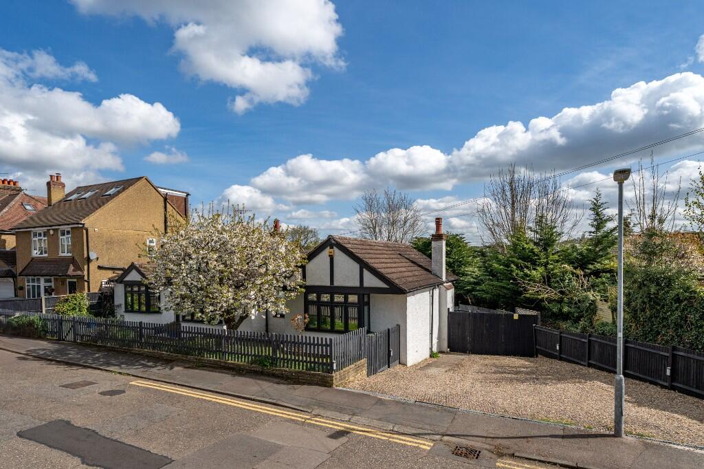 Main image of property: Cemmaes Court Road, Boxmoor, Hemel Hempstead, Hertfordshire, HP1 1ST
