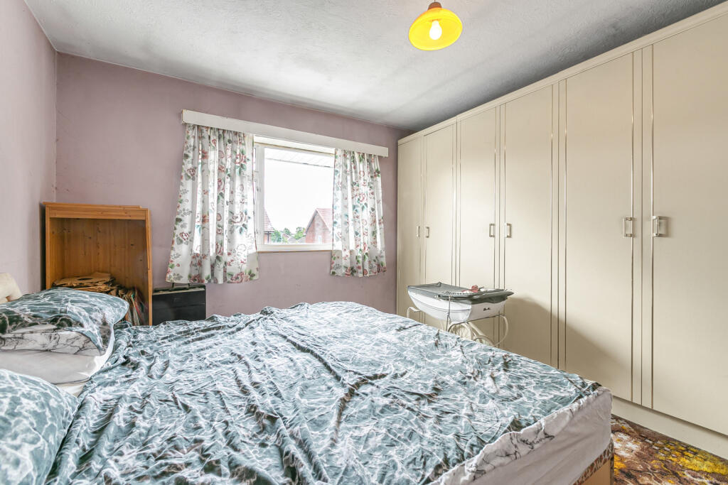 Everest Road, Stanwell, Staines-upon-Thames, Surrey, TW19 photo 4